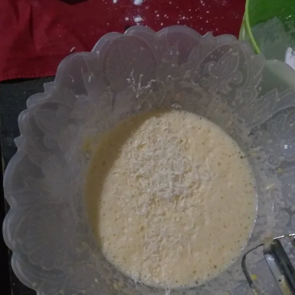 Campur gula, telur, mentega, garam, vanila mixer hingga mengembang