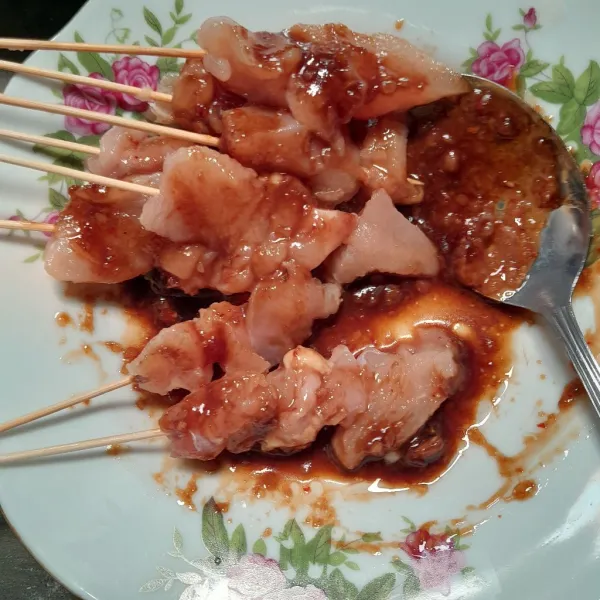 Ambil 3 sdm kecap, lalu campurkan dengan bumbu kacang.