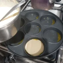 Panaskan cetakan pancake, dan oles margarine, masukan adonan pancake tunggu hingga set, balik adonan. Dan biarkan adonan berubah warna coklat keemasan.
