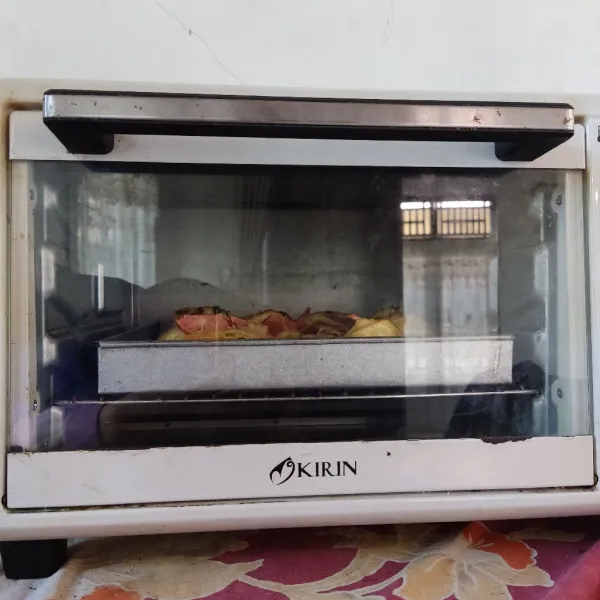 Oven selama 25 menit suhu 180 derajat Celcius api atas bawah. Sajikan.