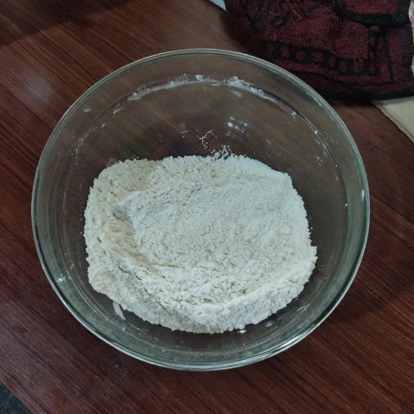 Campur tepung, gula, dan ragi instan hingga rata.