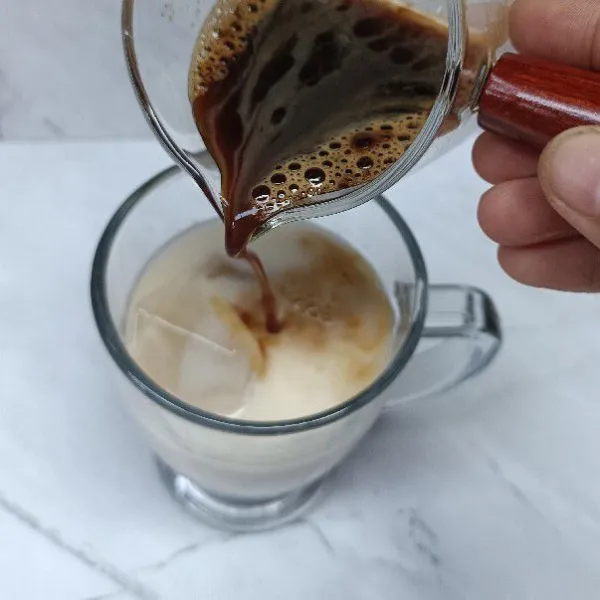 Masukkan espresso ke dalam gelas.