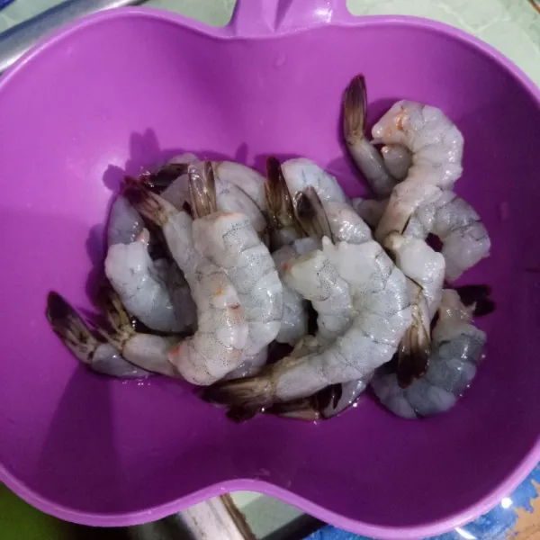 Cuci bersih udang