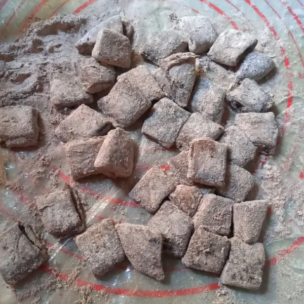 Taburi meja kerja dengan setengah campuran pelapis, letakkan mochi, pipihkan. Taburi bagian atasnya dengan sisa pelapis. Potong sesuai selera. Sajikan bersama pelengkapnya.