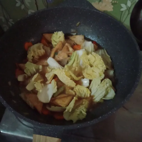 Masuk kan tahu, sawi putih, garam, gula, kaldu bubuk, santan aduk rata koreksi rasa, sajikan