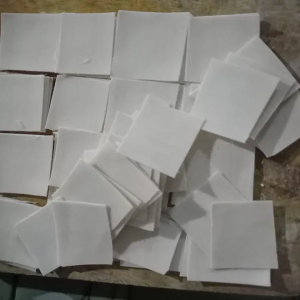 Potong potong kulit pangsit menjadi 4 bagian