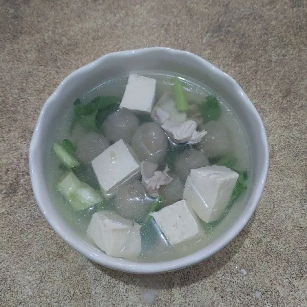 Siapkan mangkok,masukan Sawi hijau tata bakso aci,tahu dan tuang kuah selagi panas. Sajikan