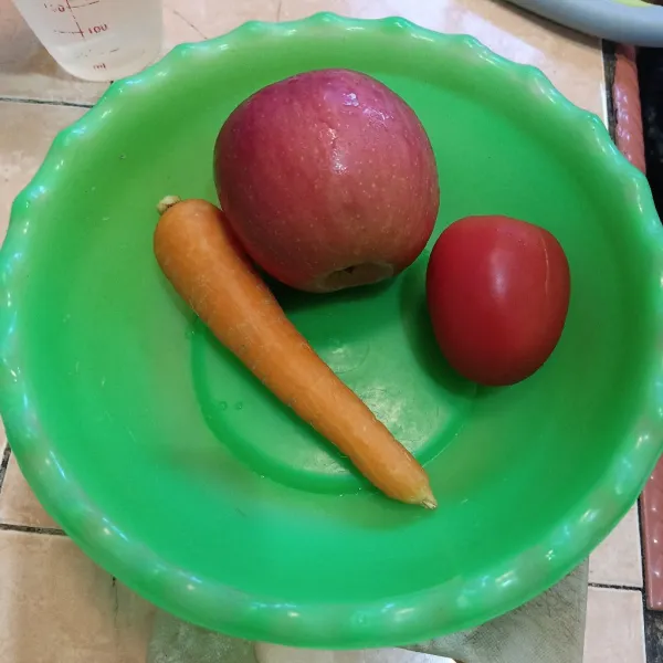 Cuci bersih buah