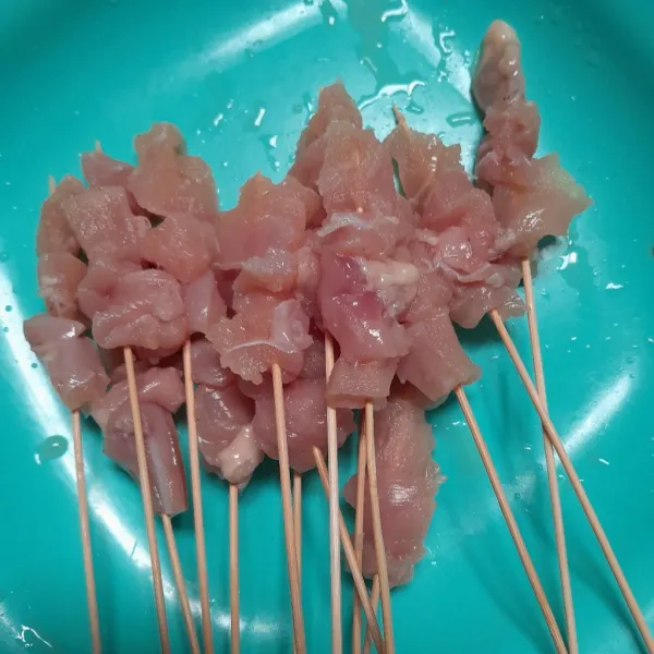 Tusuk ayam dengan tusuk sate.