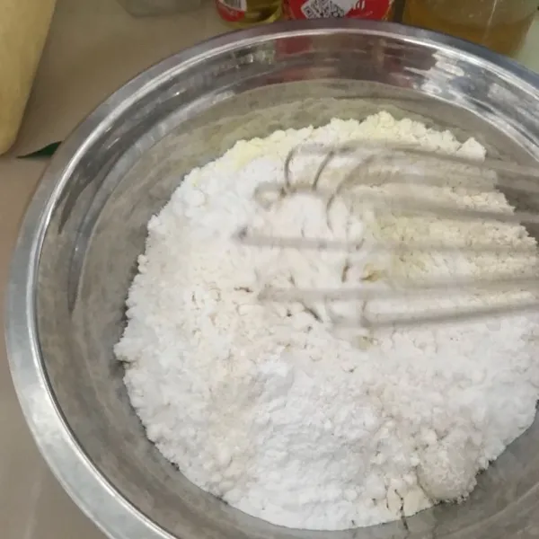 Campur dalam wadah semua bahan kering, aduk rata. Dalam wadah lain campur minyak, pasta vanilla, telur dan youghurt. Aduk rata.