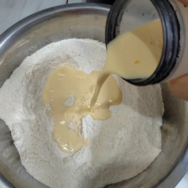 Lalu tuang bahan basah ulen setengah kalis