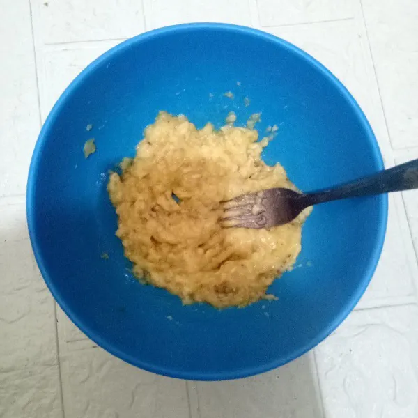 Haluskan pisang pakai garpu hingga bertekstur seperti bubur.
