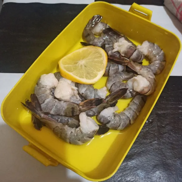 Kupas udang, sisakan bagian ekornya. Beri air lemon, biarkan 5 menit. Lalu cuci bersih. Marinasi dengan bawang putih bubuk, garam, lada bubuk dan kaldu bubuk.