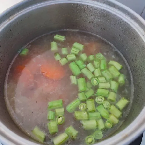 Tambahkan potongan kentang dan buncis, masak hingga empuk.