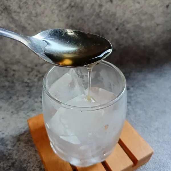 Kemudian tambahkan sirup rasa vanilla.