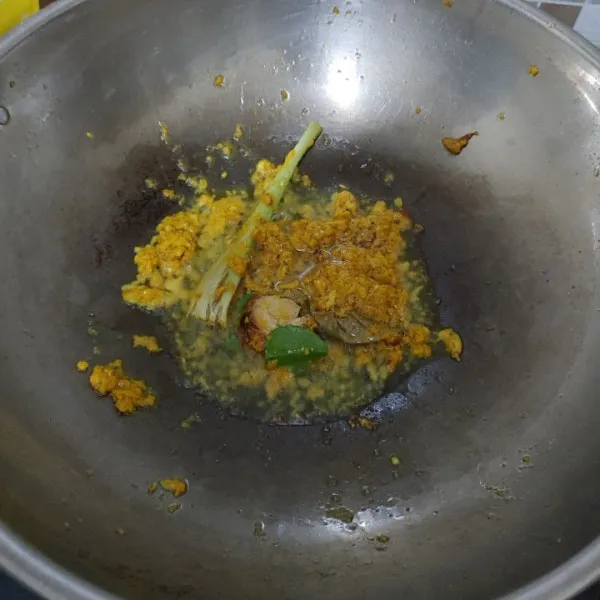 Haluskan bumbu,saya ulek hingga halus kemudian tumis bersama daun salam,daun jeruk,serai dan lengkuas. Masak bumbu hingga tanak