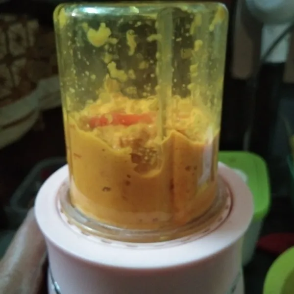 Blender bumbu halus, kecuali gula merah, sereh dan garam