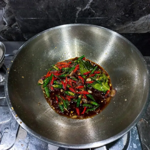 Masukkan air, kecap manis, saus tiram, lada bubuk, kaldu jamur, gula pasir dan garam, aduk rata