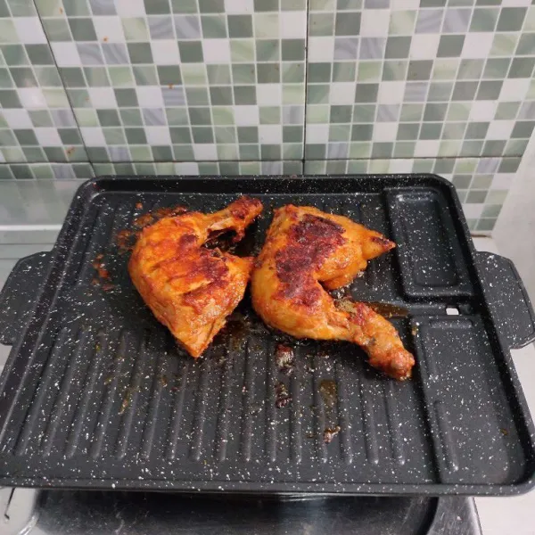 Masak hingga ayam sedikit berwarna kecoklatan, lalu angkat.