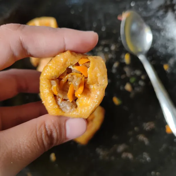 Masukkan isian kedalam tahu.
