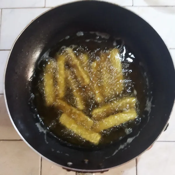 Goreng tempe dengan minyak panas hingga matang dan kuning kecoklatan. Setelah matang angkat dan tiriskan di atas tissue dapur agar minyak meresap.