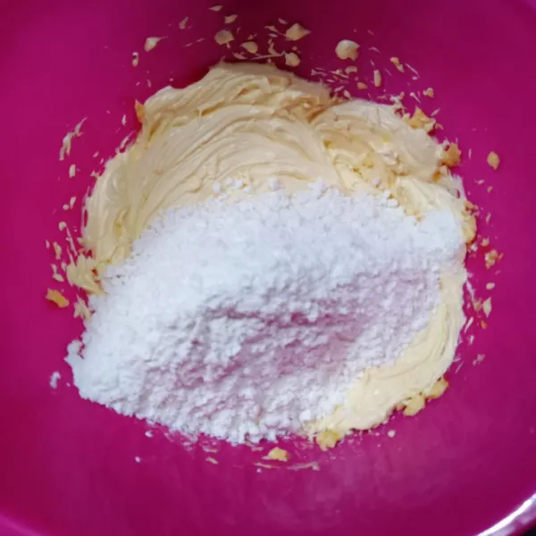 Masukkan terigu, maizena dan susu bubuk. Aduk menggunakan spatula hingga adonan bisa dipulung.