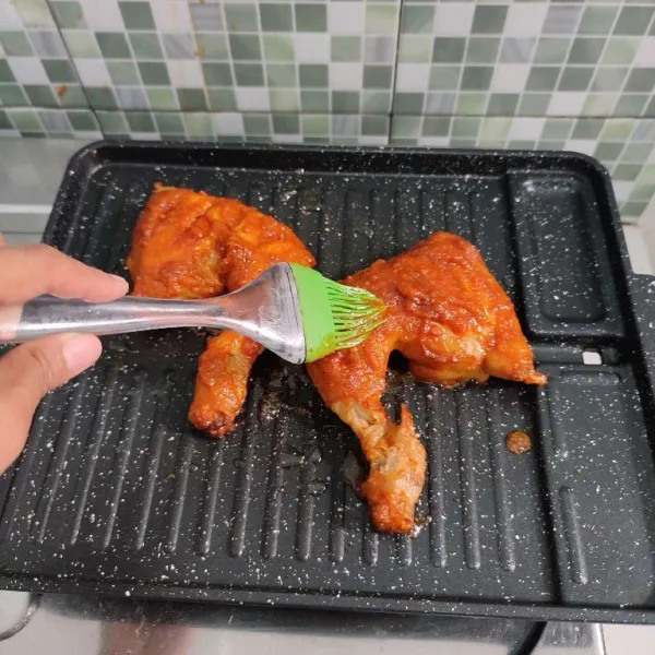Panggang ayam diatas grill pan, sambil di oles-oles sisa bumbu ungkep. (Bumbu ungkepan jangan di buang bisa dijadikan sambal cocolan)