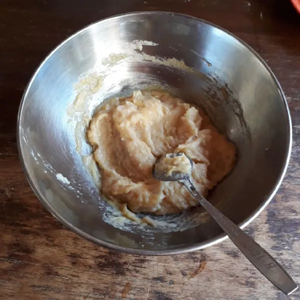 Haluskan ayam, bawang putih, telur dan es batu.