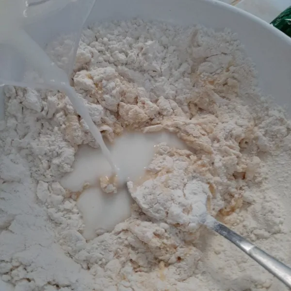Kocok telur, gula, vanili hingga gula larut. Tambahkan tepung, baking powder, skm dan susu cair. Aduk rata