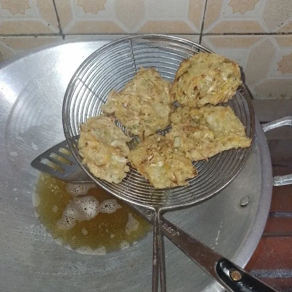 Setelah berwarna kecoklatan/matang, angkat dan tiriskan. Lakukan hingga adonan habis.