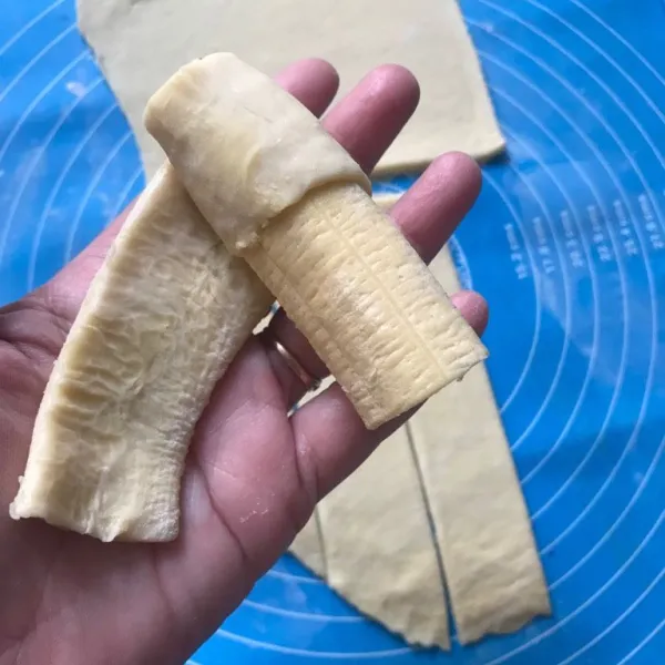 Lapisi pisang dengan pastry sheet.