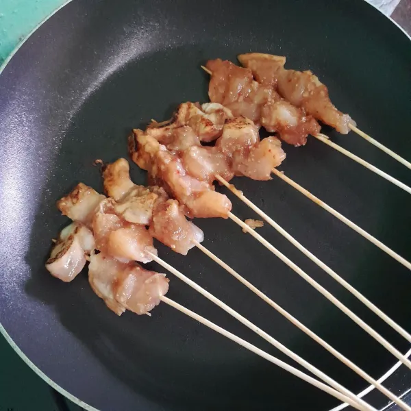 Bakar di teflon sampai ke dua sisi matang .