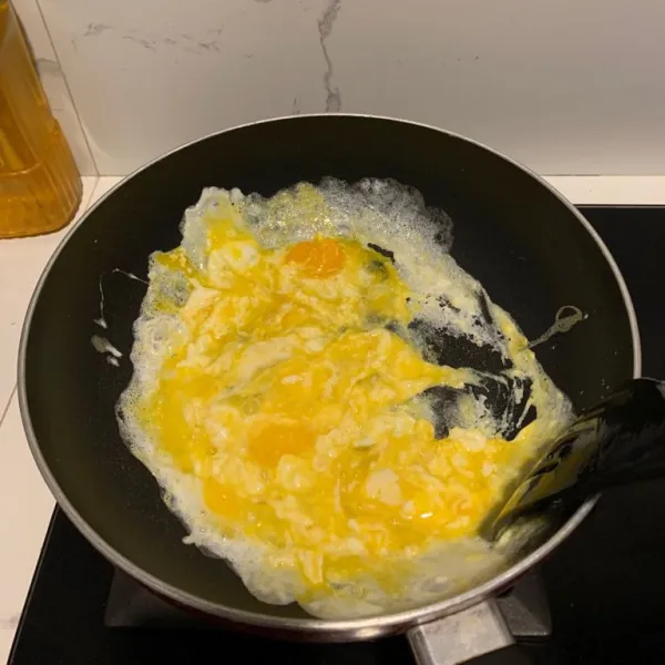 Buat scramble egg. Sisihkan