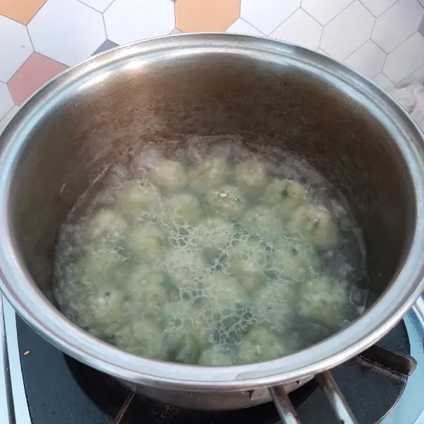 Didihkan air. Tambahkan garam dan minyak. Masukkan bulatan bakso. Tunggu hingga mengapung. Tiriskan. Siap disajikan