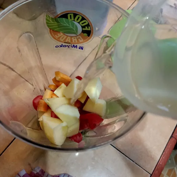 Masukan air dan blender sampai halus