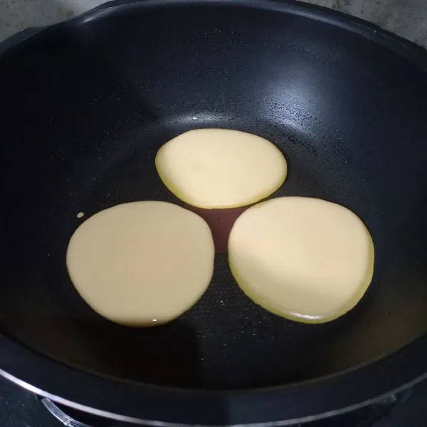 Panaskan teflon dan olesi dengan minyak goreng. Tuang satu sendok sayur adonan. Kemudian balikkan apabila sisi satunya sudah berubah warna.