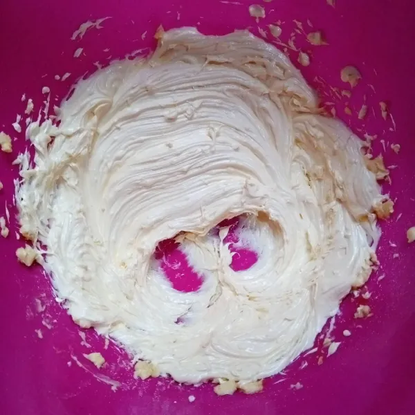 Mixer margarin, gula halus dan kuning telur hingga tercampur rata.