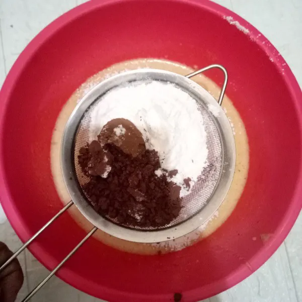 Ayak terigu, coklat bubuk, baking powder, baking soda, dan vanili. Kemudian aduk rata.