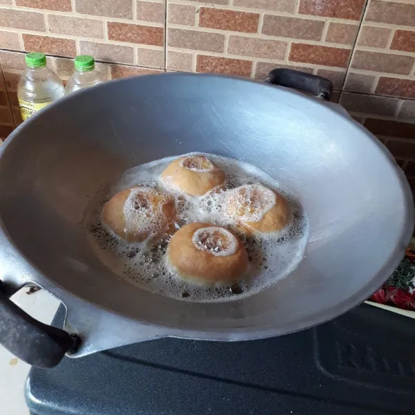 Goreng dalam minyak panas api kecil hingga kecoklatan dan matang (cukup 1 kali balik saja). Angkat dan tiriskan.