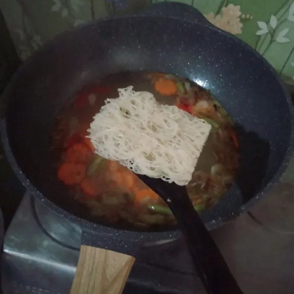 Masuk kan bihun masak hingga bumbu meresap