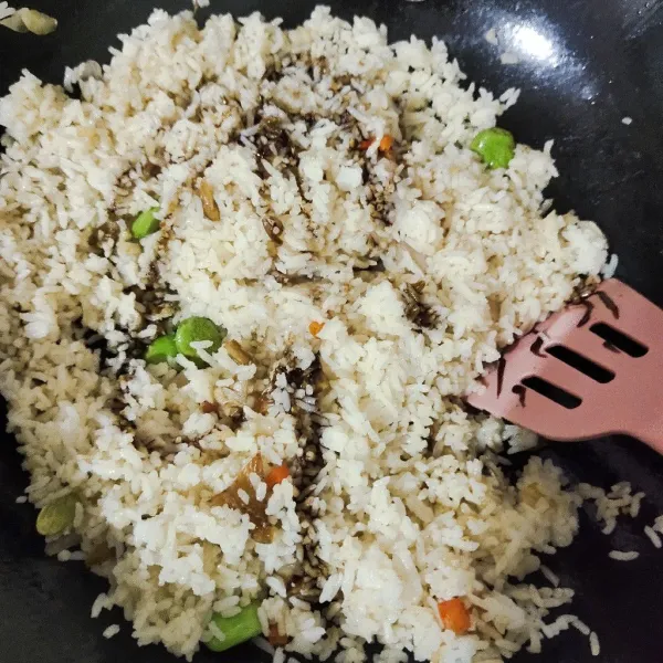 Terakhir tambahkan kecap manis, aduk rata (tes rasa) jika sudah pas siap disajikan