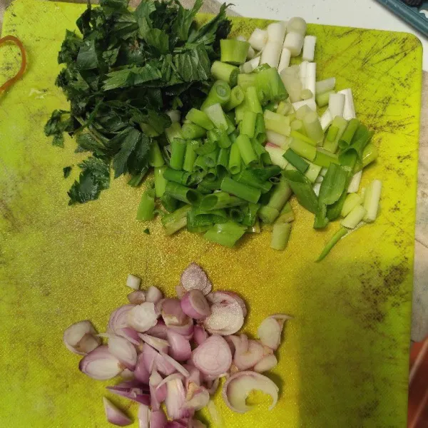 Iris bawang merah, daun bawang dan seledri