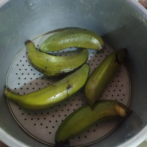 Kukus pisang sampai empuk,angkat lalu kupas