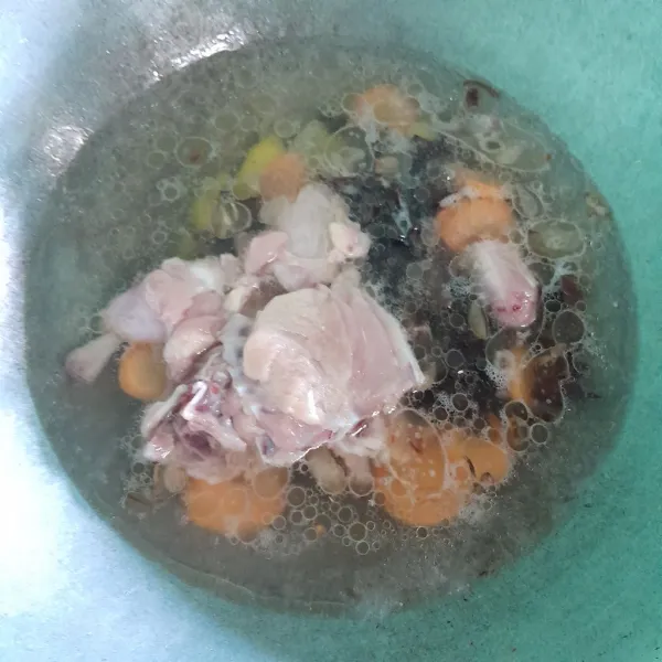 Tambahkan ayam, masak sampai mendidih.