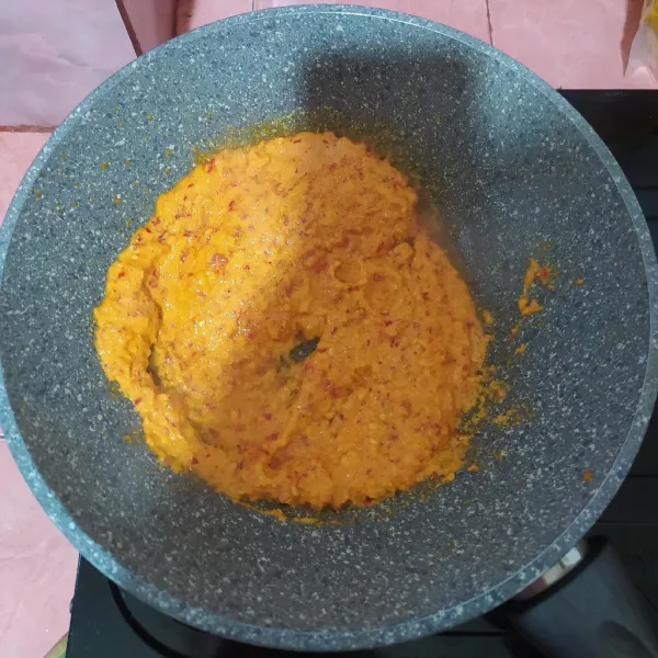 Haluskan bawang merah, bawang putih, cabe dan kunyit kemudian tumis hingga harum.