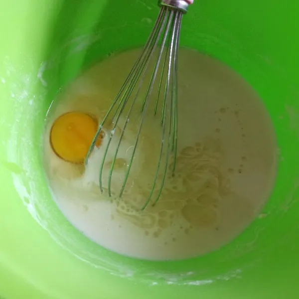 Selanjutnya masukkan telur dan minyak aduk kembali hingga rata.