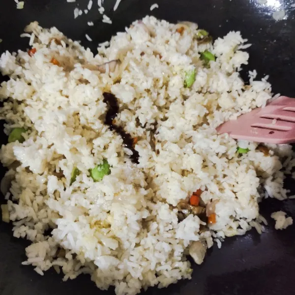 Beri saus tiram, garam, kaldu bubuk dan kaldu jamur aduk rata