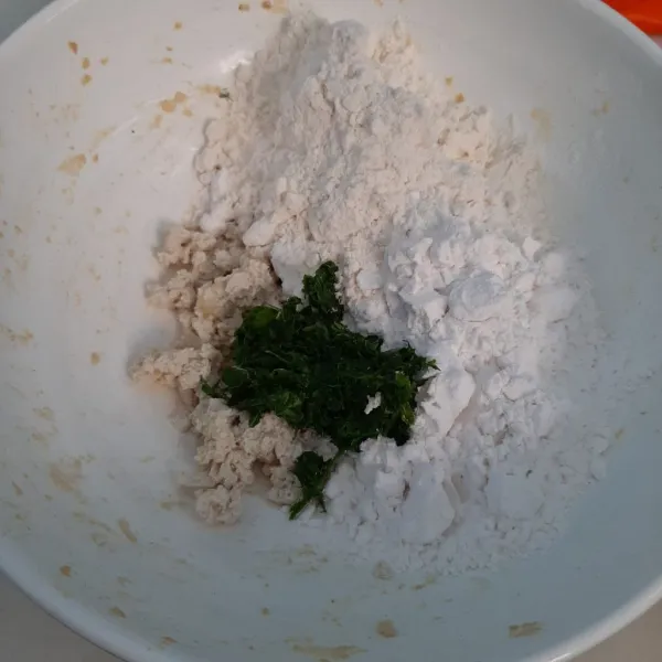 Tambahkan tapioka, terigu, garam, kaldu bubuk, bawang putih halus dan daun kelor yang dihaluskan