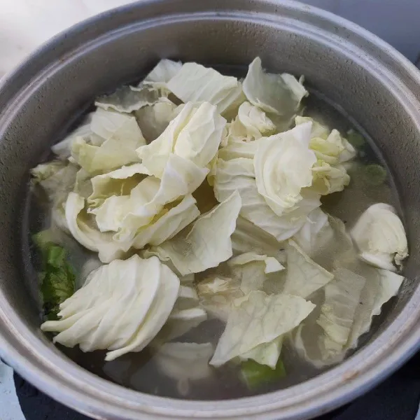 Masukkan kubis, masak hingga layu.