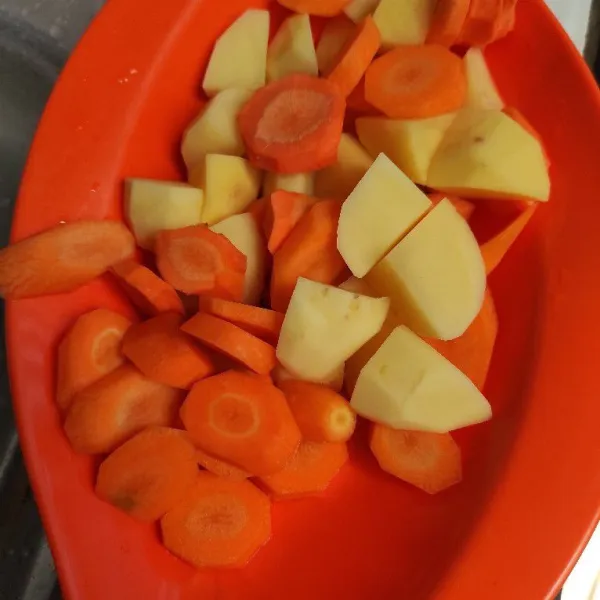 Potong kentang dan wortel sesuai selera